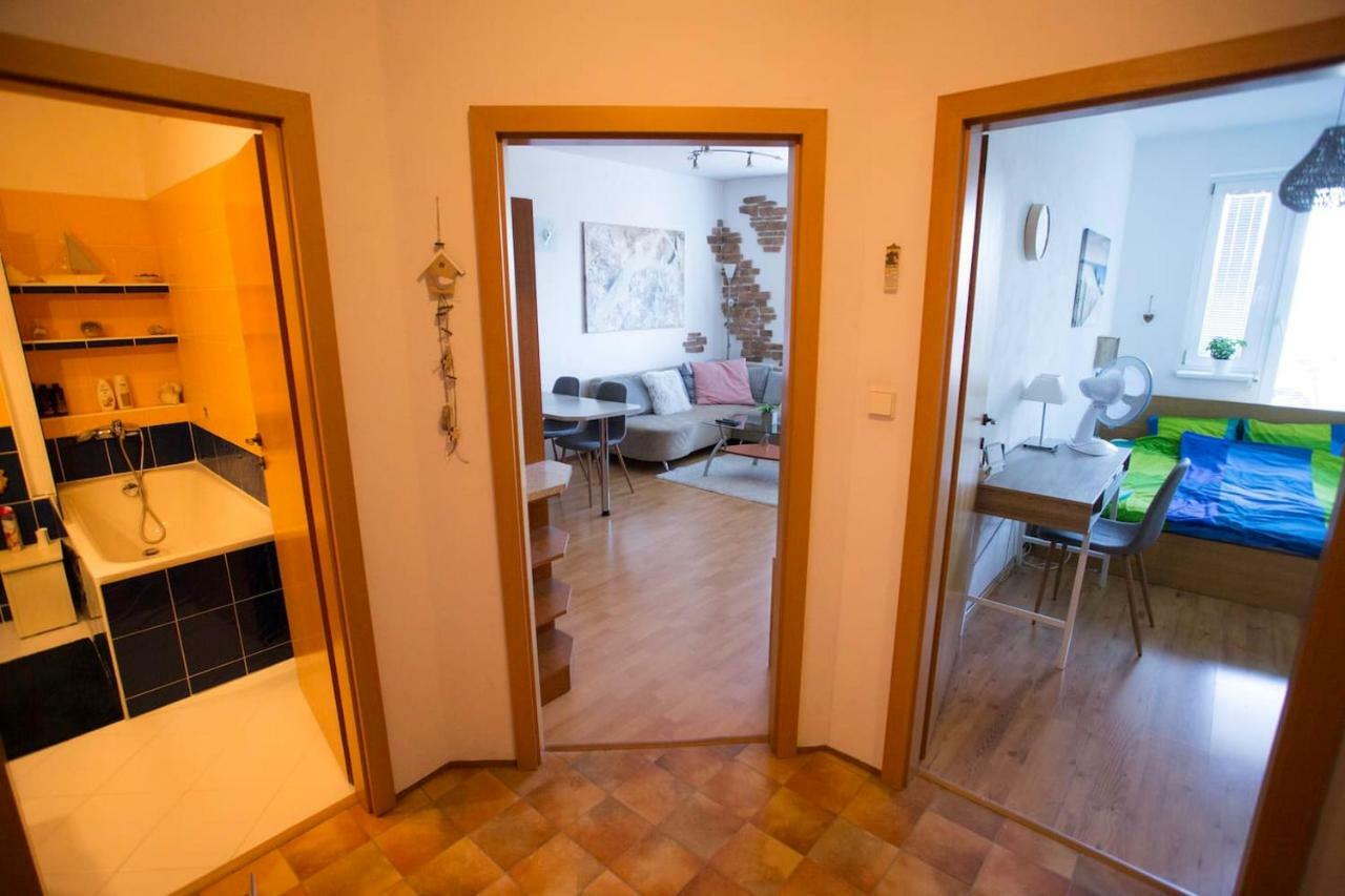 Cozy Apartment Btw Centre And Airport - Private Host - No Invoice Pressburg Exterior foto